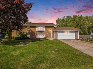 3749 Summit View Dr NE, Grand Rapids, MI 49525