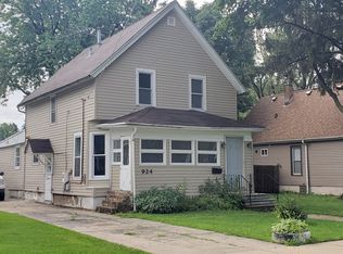 924 S 4th St, Aurora, IL 60505