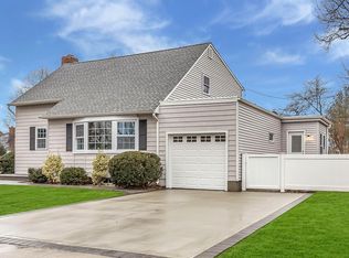34 Grove St, Garden City, NY 11530