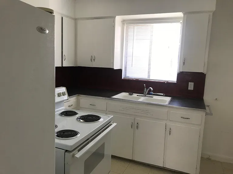 1632 Akron St — Photo 1