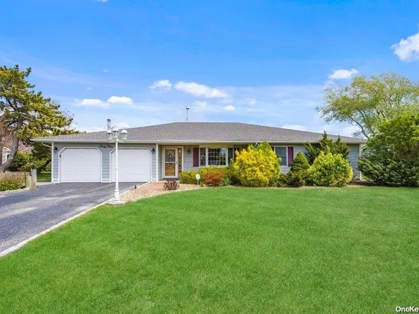 33 Dolphin Lane, Copiague, NY 11726