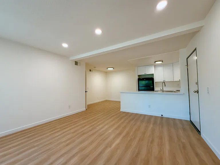Laurel Canyon Place — Photo 3