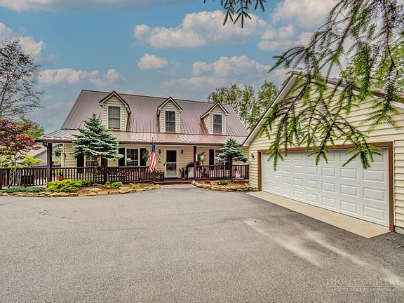 4th image of 102 Wintergreen Way