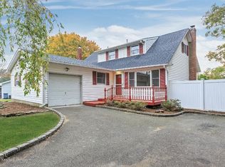 6 Mount Bear Ct, Farmingville, NY 11738