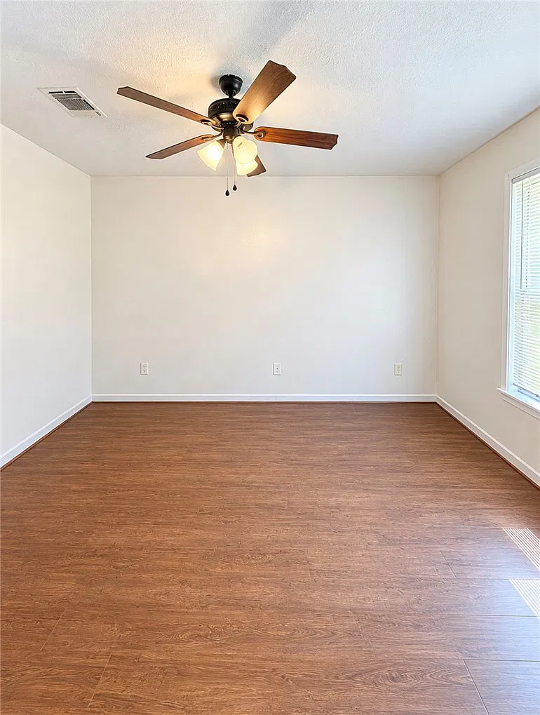 3 bed, 1126 sqft, $2,000 — Photo 4