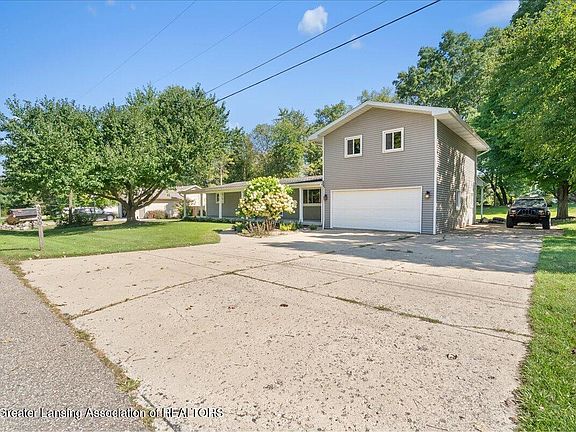 3rd image of 3390 Douglas St