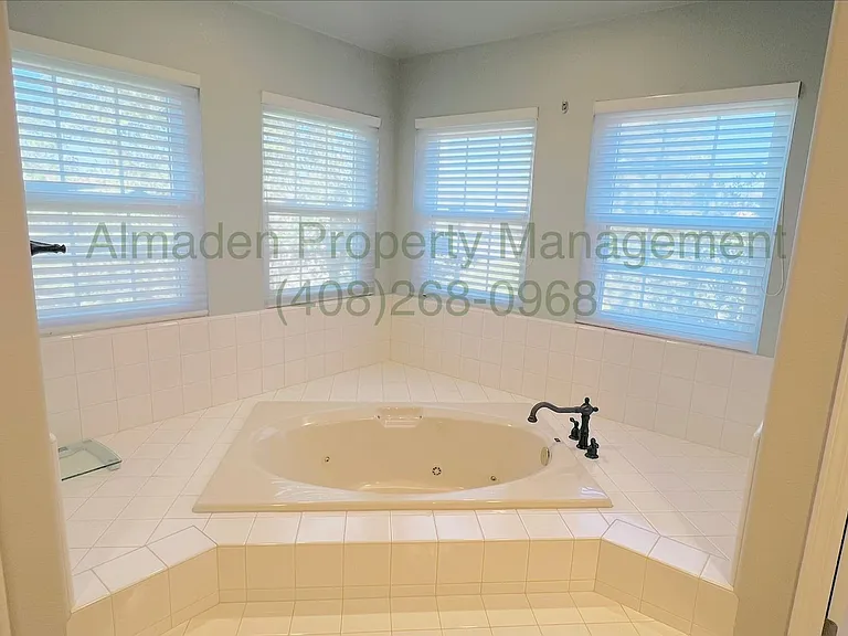 7000 Sterling Gate Ct — Photo 14