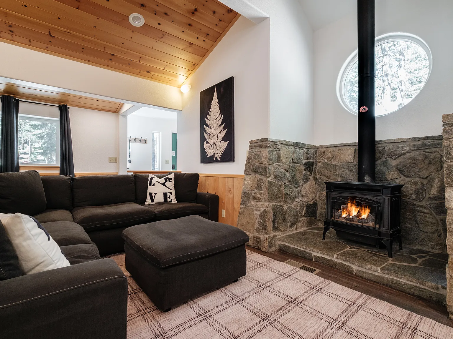 4 bed, 2100 sqft, $5,600 — Photo 4