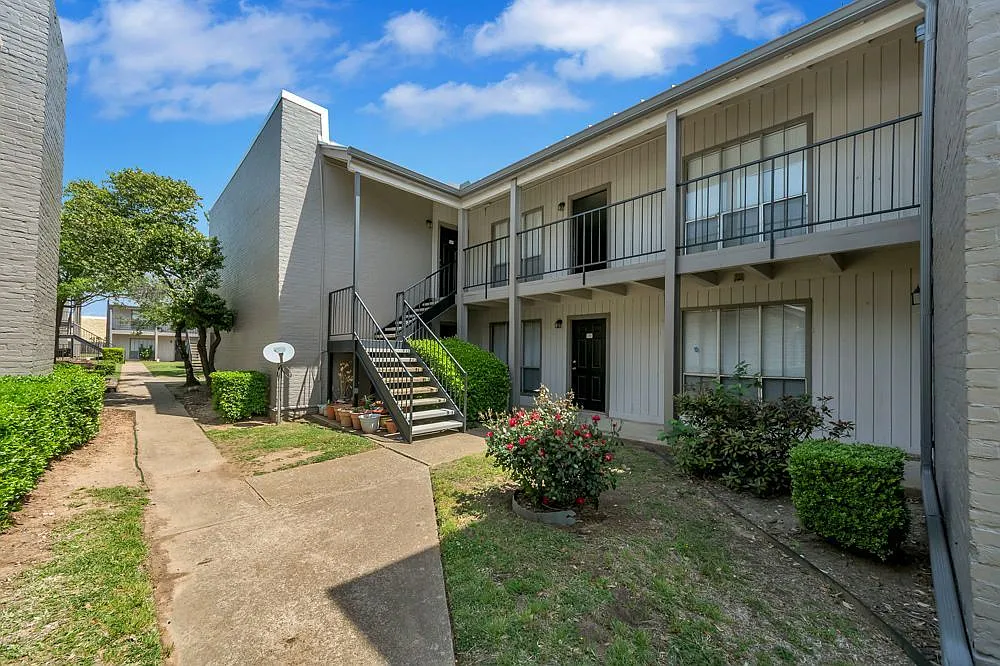 Mission Pointe Club Apartments — Photo 3