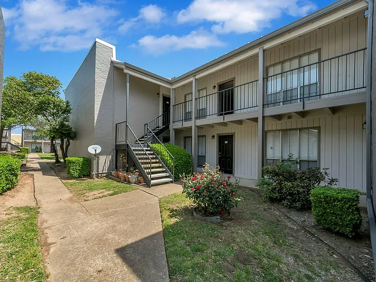 Mission Pointe Club Apartments — Photo 3