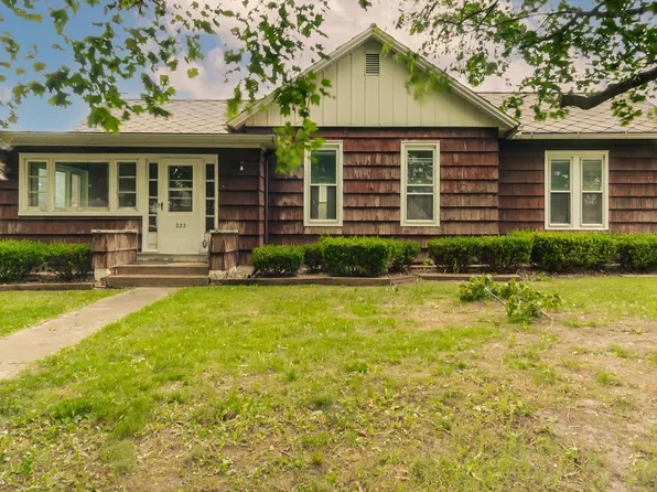 222 E Parkside Dr, Washburn, IL 61570
