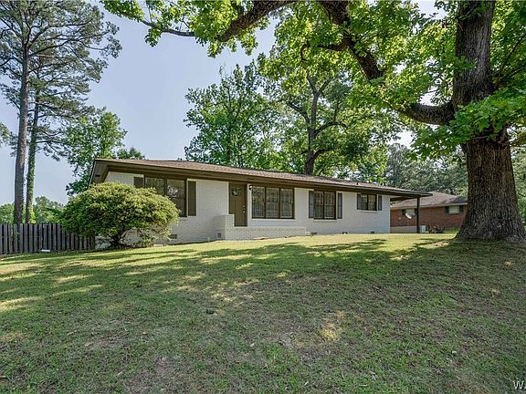 4th image of 3687 Mayfair Dr