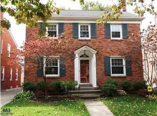 1653 Newcastle Rd, Grosse Pointe Woods, MI 48236