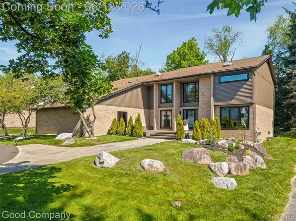 3176 Chambord Dr, West Bloomfield, MI 48323