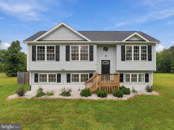 9 Blossom Ter, Berkeley Springs, WV 25411