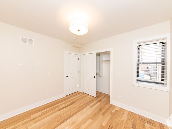 5th image of 4953 N Oakley Ave