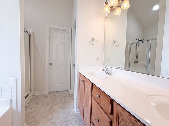 4th image of 115 River Birch Cir