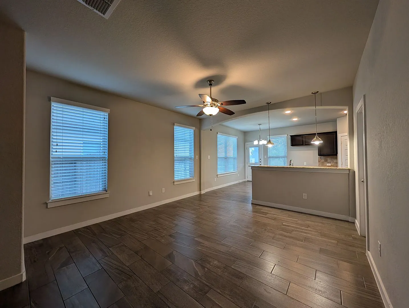 3/2.5/2 Duplex Close to Creekside Shopping, Restaurants, & Entertainment / Fenced in Backyard / CISD — Photo 4