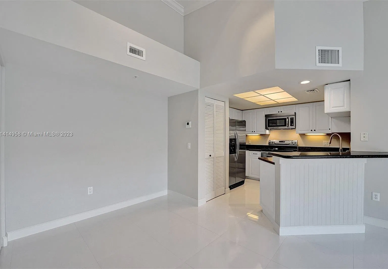 2 bed, 1100 sqft, $2,400 — Photo 2