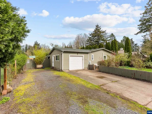 1132 Redwood St, Sweet Home, OR 97386