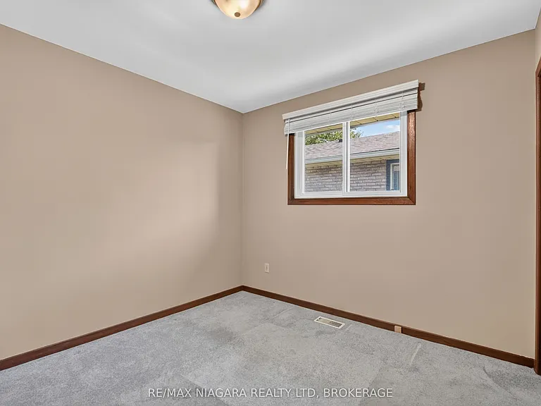 5777 Sunnylea Cres — Photo 24