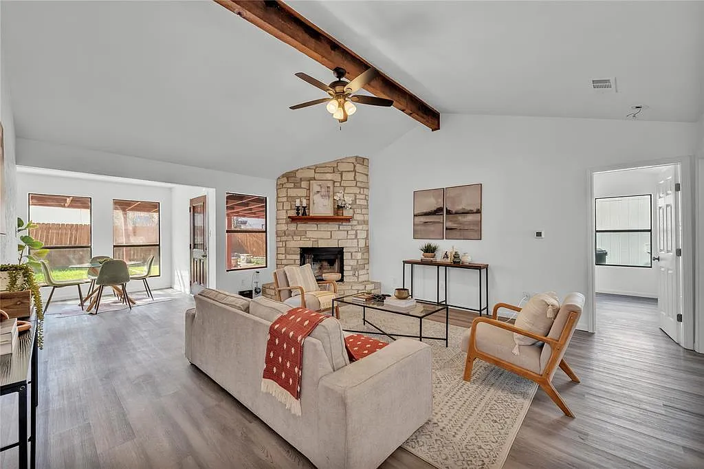 4 bed, 2.0 bath, 1602 sqft, $2,000 — Photo 2