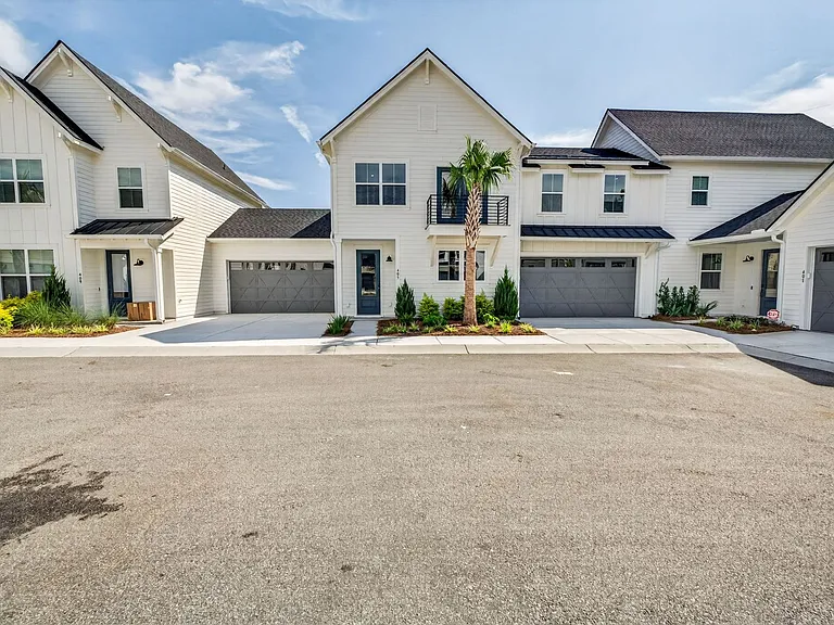 405 Oak Hammock Ct — Photo 1