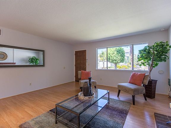 4th image of 370 Ronan Ave