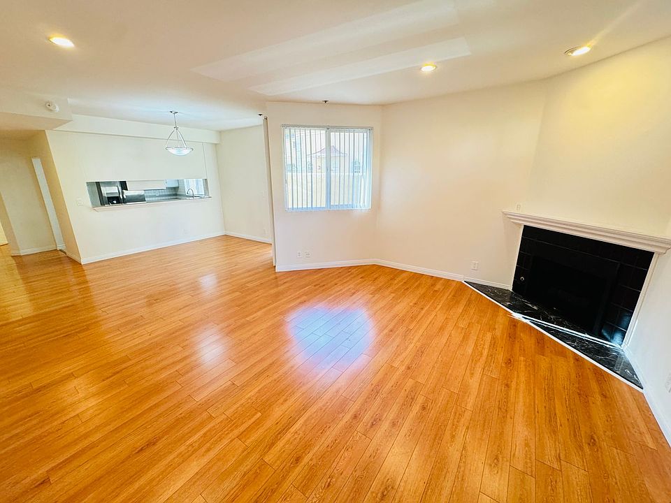 1st image of 211 S Poinsettia Pl APT 1