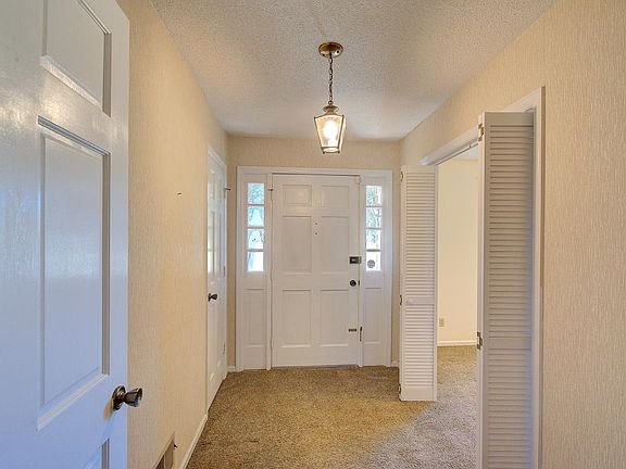 5th image of 148 Hickory Hill Dr