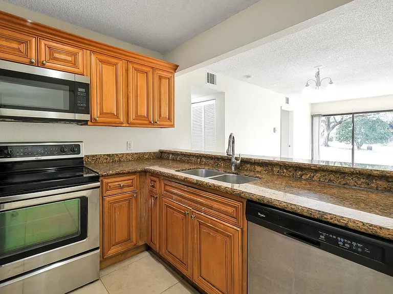 1440 Lake Crystal Dr #B — Photo 4