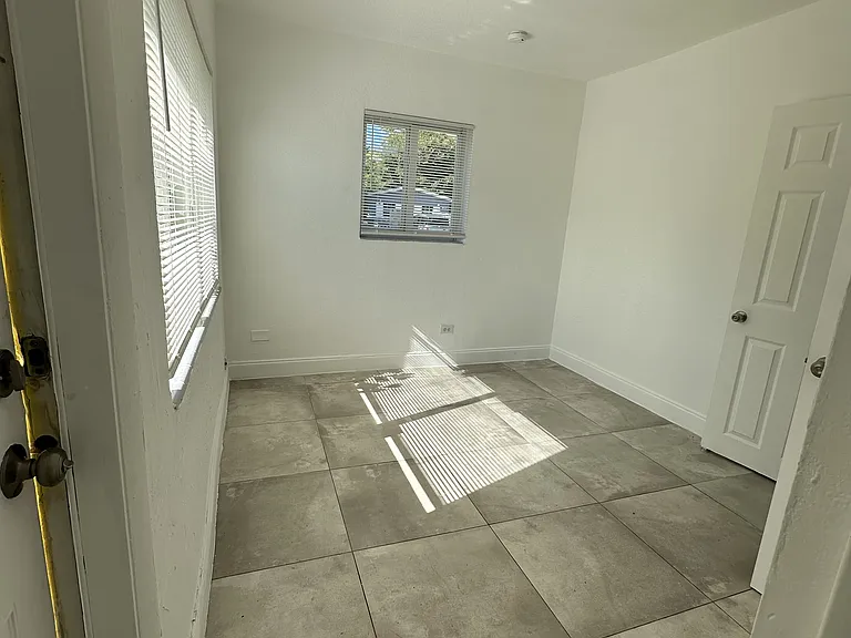 916 NW 3rd Ave — Photo 15