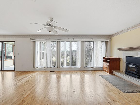 4th image of 110 Fairway Ct