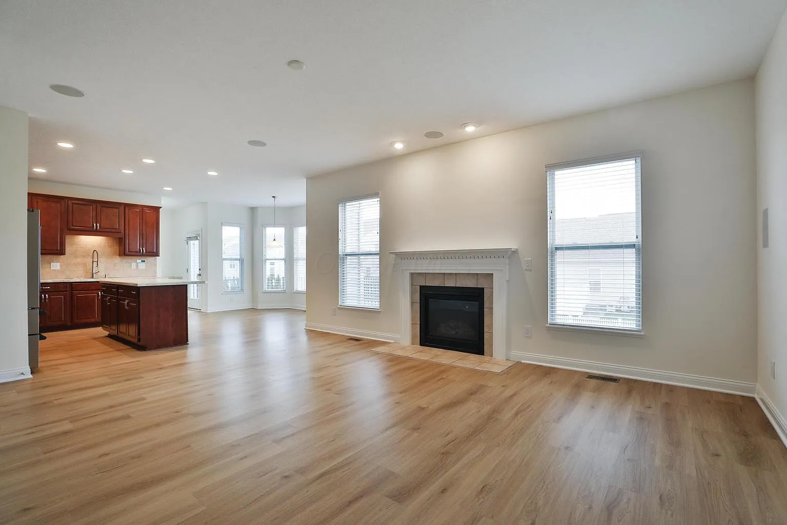 4 bed, 2.5 bath, 2675 sqft, $3,800 — Photo 4