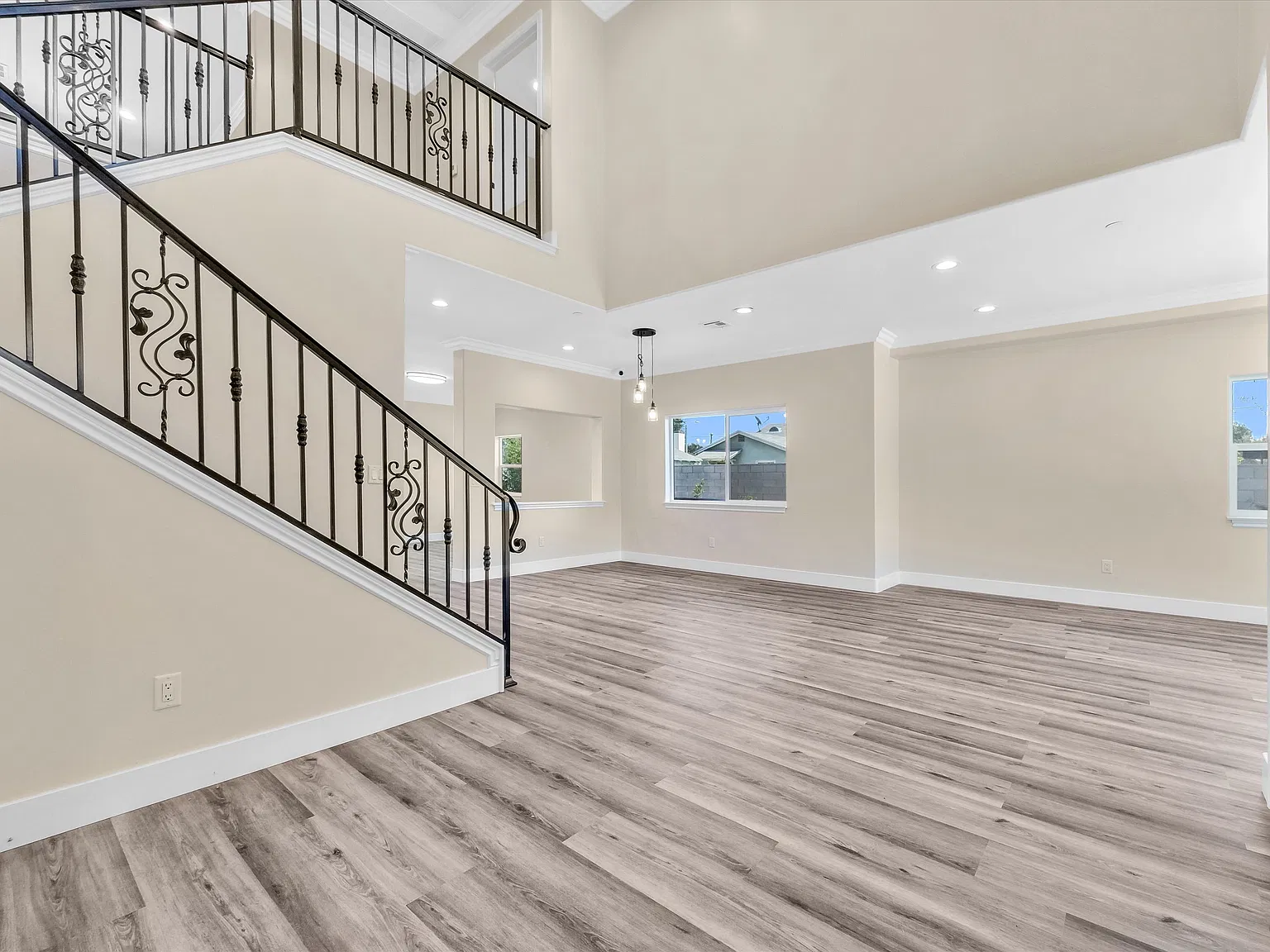 4 bed, 2593 sqft, $5,400 — Photo 4