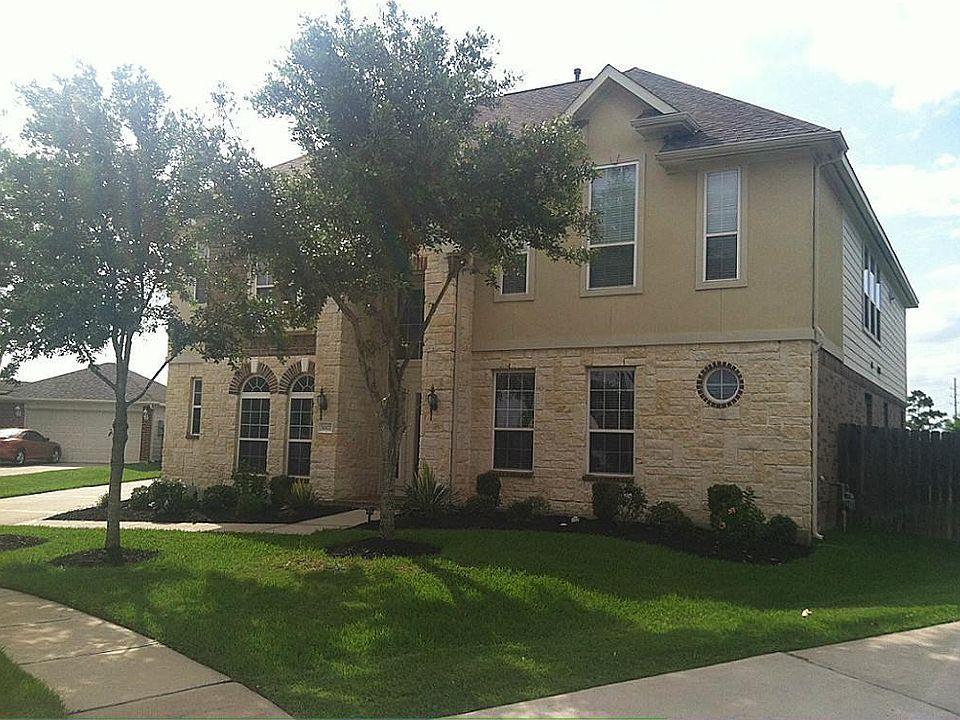 Lovely executive home with stone front elevation and inviting curb appeal. Located on a quiet cul-de