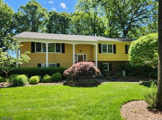 10 Lyncrest Dr, Paramus, NJ 07652