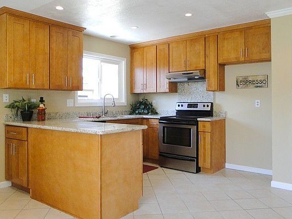 Kitchen w/ slab granite & SS apps