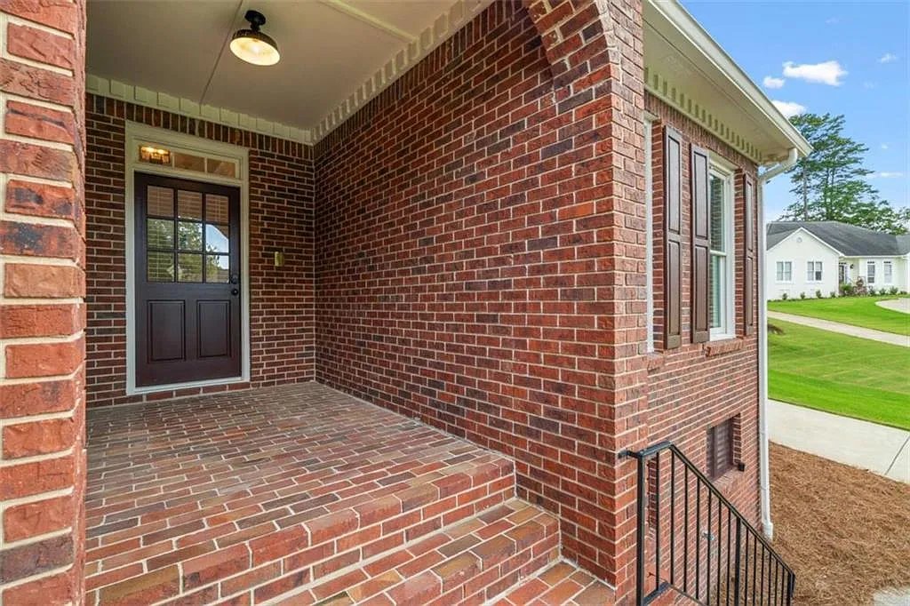 4 bed, 2.5 bath, 2096 sqft, $4,000 — Photo 2