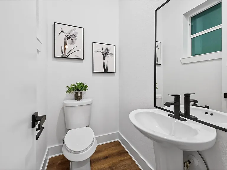 3003A Delano St — Photo 31