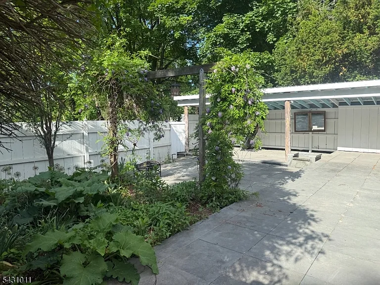 96 High St — Photo 3