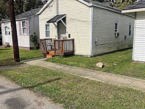 5th image of 32 E Leslie Ave