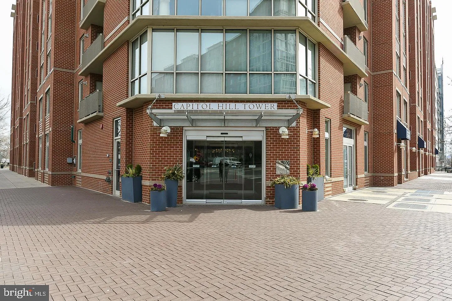1 bed, 1.0 bath, 696 sqft, $2,300 — Photo 2