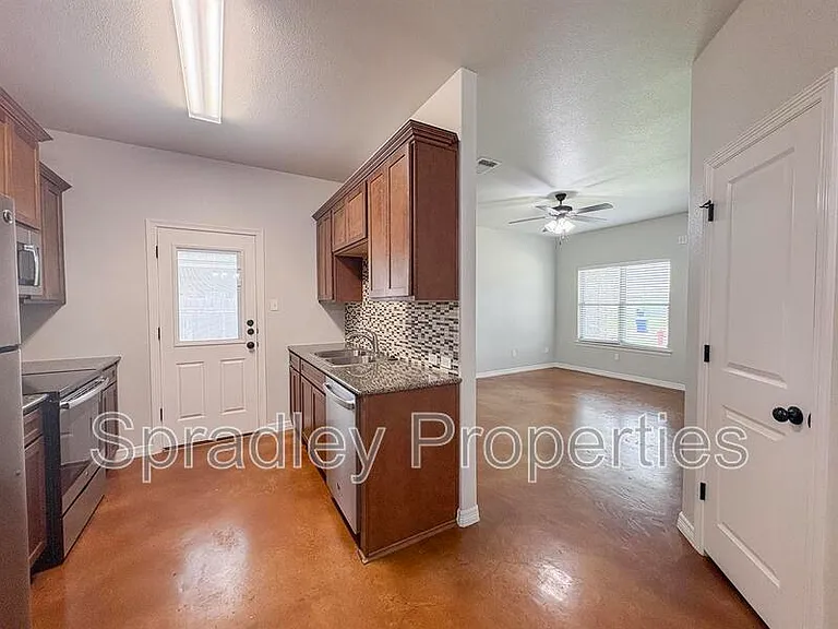 204 Juniper Dr #B — Photo 3