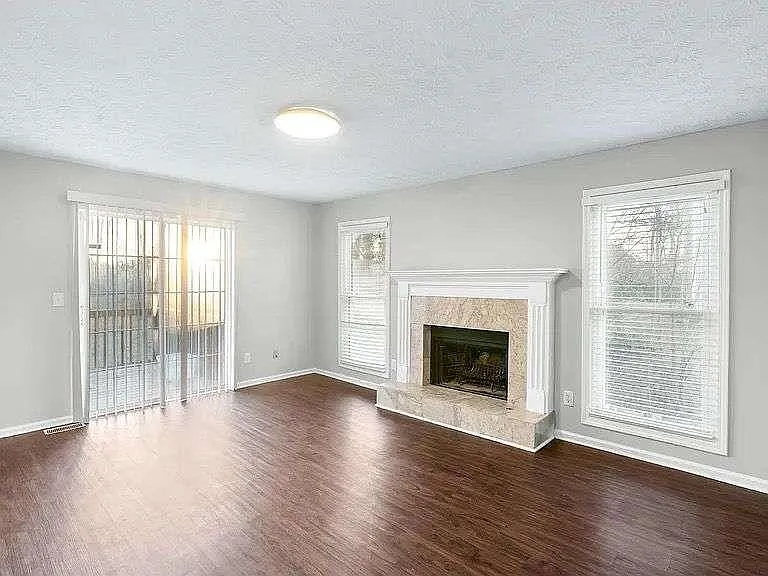 2247 June Ct SW — Photo 3