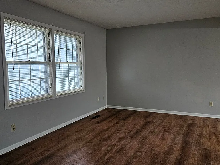 1252 Colonial Dr — Photo 3