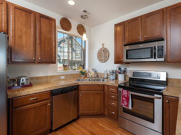 4th image of 725 N Roslyn St Unit 34