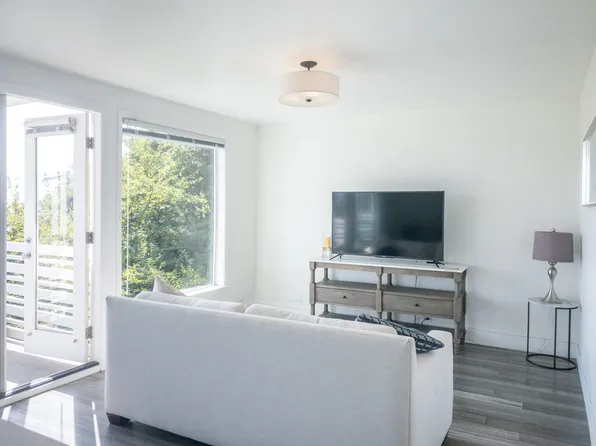 Stunning Views Renovated! 1 Br/1 Ba Unit! Parking! Laundry! Progressive, 77 Bulkley Ave, Sausalito, CA 94965