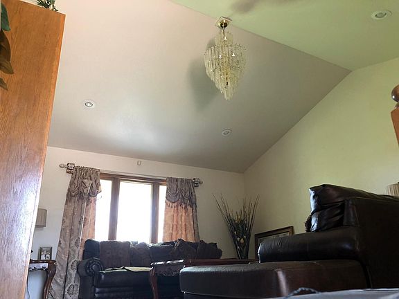 Livingroom w/vaulted ceiling