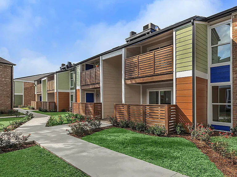 Los Prados Apartment Homes — Photo 10